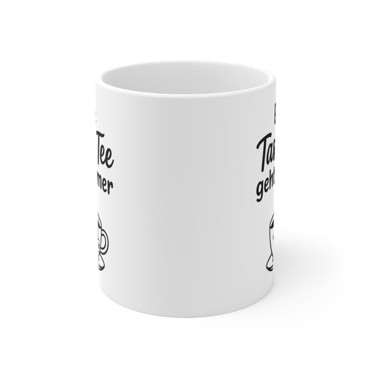 Minimalistische Tee-Tasse mit lächelnder Teetasse und dem Spruch „Eine Tasse Tee geht immer“