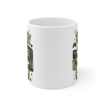 Rundum bedruckte Keramiktasse mit humorvollem Erdmännchen Gaming Design und grünem Schriftzug