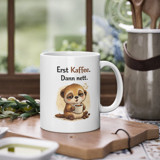 Erdmännchen Tasse mit Spruch – Erst Kaffee dann nett – lustige Kaffeetasse Geschenk Büro Kollegen
