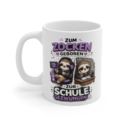 Weiße Keramiktasse mit Faultier beim Gaming und im Klassenzimmer sowie dem Spruch „Zum Zocken geboren zur Schule gezwungen“