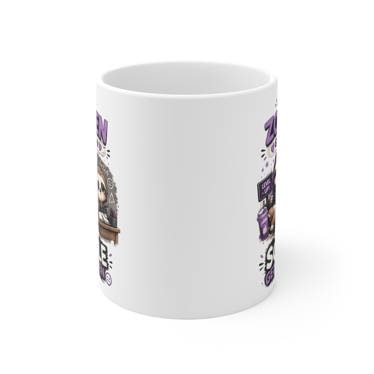 Rundum bedruckte Keramiktasse mit seitlich sichtbarem Faultier Gamer Design und humorvoller Schul Illustration
