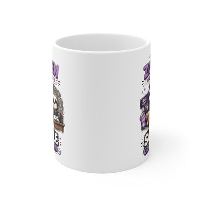 Rundum bedruckte Keramiktasse mit seitlich sichtbarem Faultier Gamer Design und humorvoller Schul Illustration