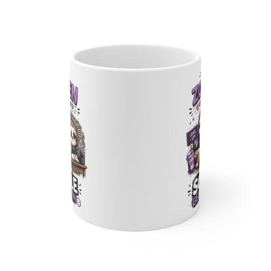 Rundum bedruckte Keramiktasse mit seitlich sichtbarem Faultier Gamer Design und humorvoller Schul Illustration