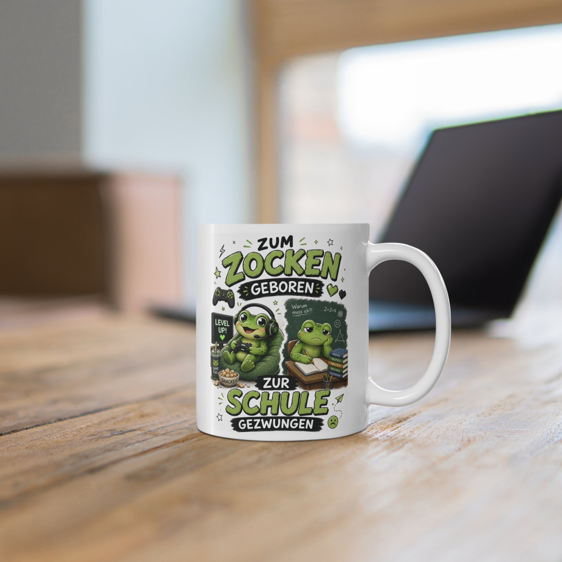 Weiße Gamer Tasse mit niedlichem Frosch beim Zocken mit Headset, Controller und Snacks sowie genervtem Frosch im Unterricht