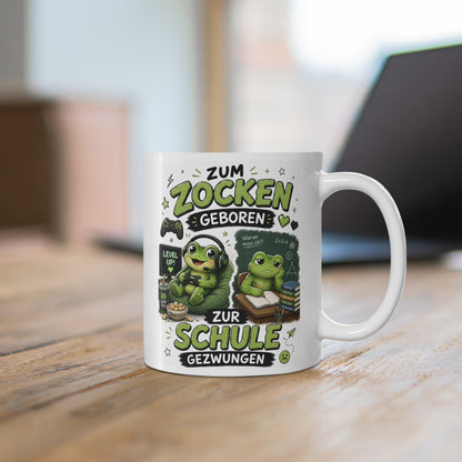 Weiße Gamer Tasse mit niedlichem Frosch beim Zocken mit Headset, Controller und Snacks sowie genervtem Frosch im Unterricht