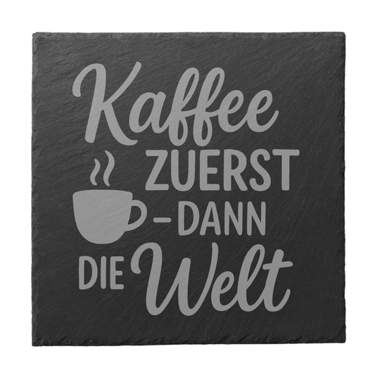 Gravierter Schiefer Untersetzer mit Spruch „Kaffee zuerst dann die Welt“ quadratisch