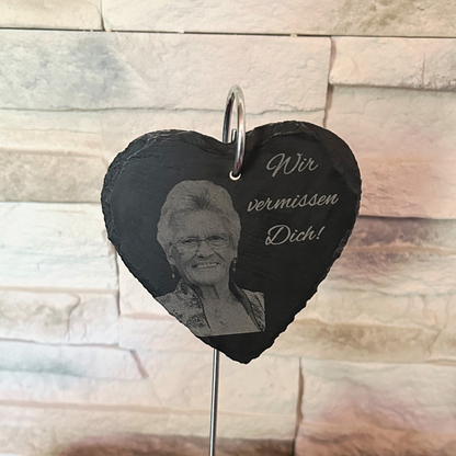Personalisierbares Herz-Schiefertafel mit Lasergravur „Wir vermissen Dich“
