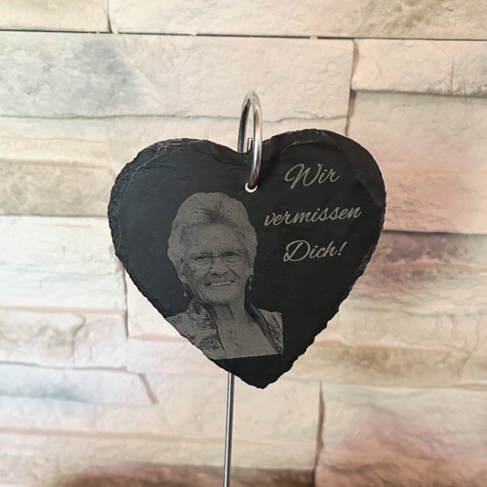 Personalisierbares Herz-Schiefertafel mit Lasergravur „Wir vermissen Dich“