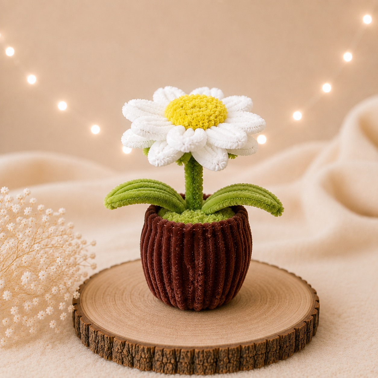 Handgefertigte Margeriten-Deko aus Chenilledraht mit weißer Blüte und braunem Blumentopf