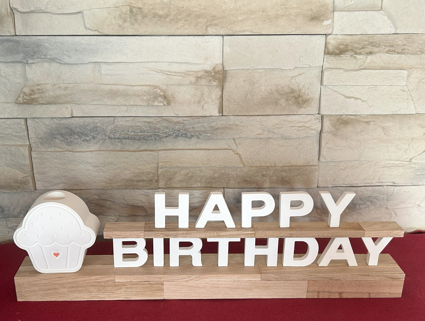 Geburtstagsdeko "HAPPY BIRTHDAY" – Deko Schriftzug mit Cupcake-Kerzenhalter