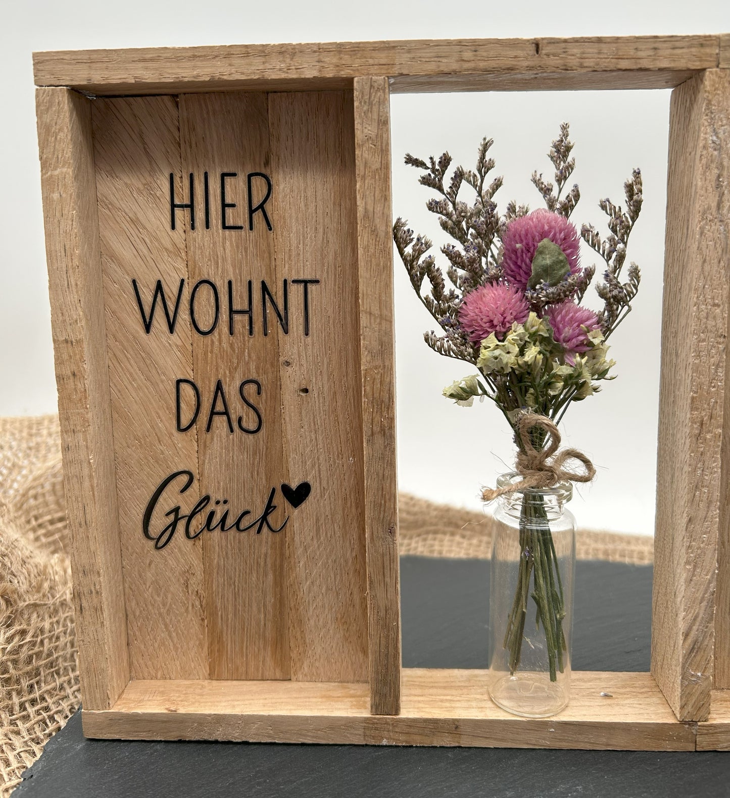 Wand- und Tischdeko „Hier wohnt das Glück“