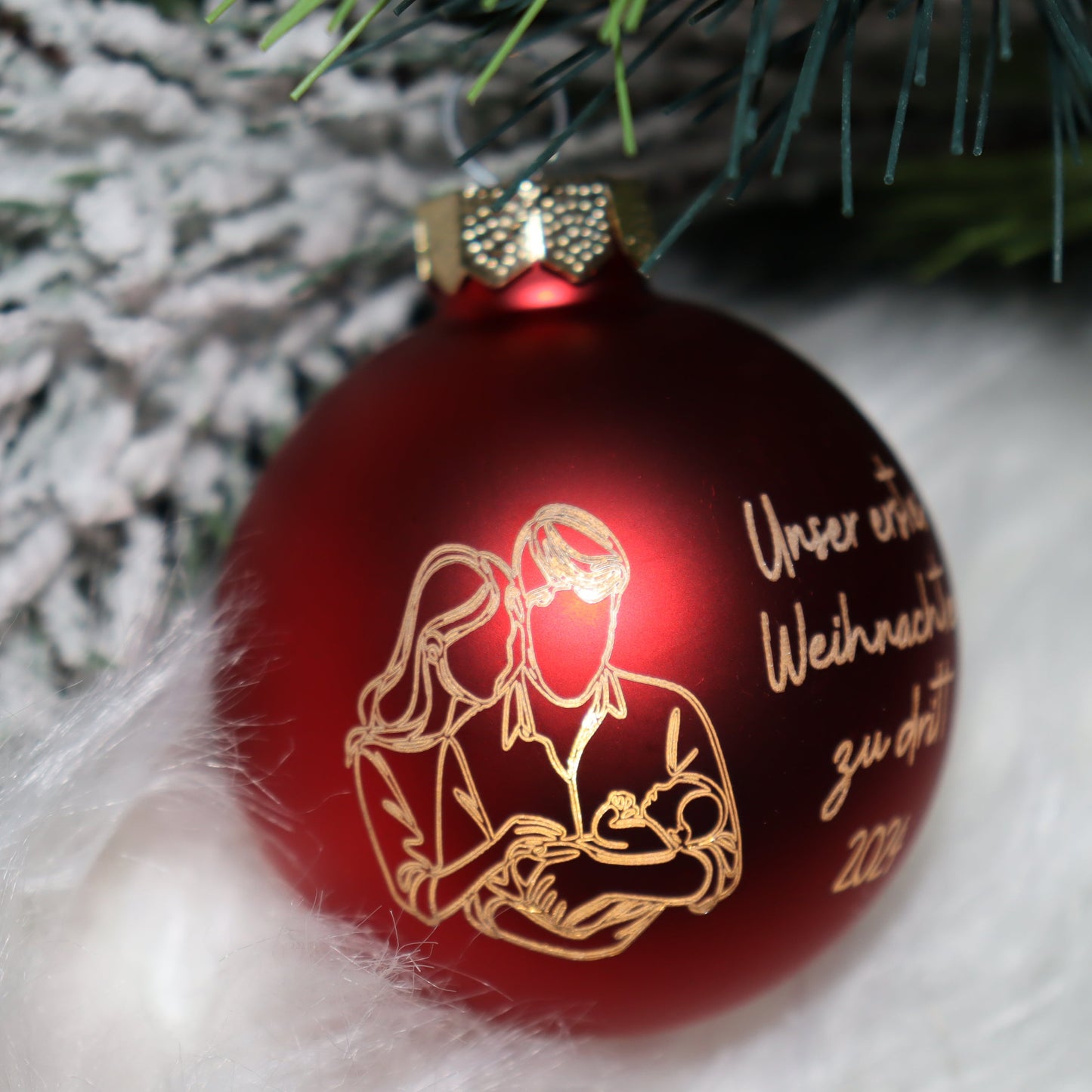 Personalisierte Weihnachtskugel „Unser erstes Weihnachten zu dritt 2025“
