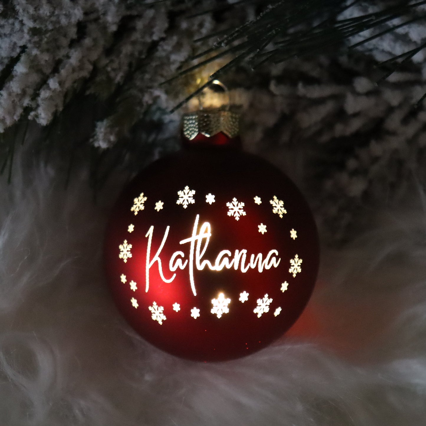 Personalisierte Weihnachtskugel mit Lasergravur „Name & Schneeflocken“