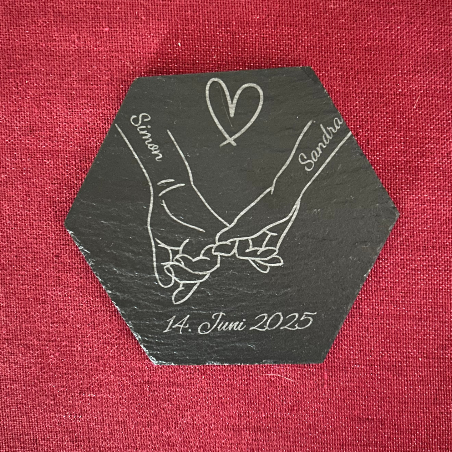 Personalisierter Schiefer Untersetzer „Hand in Hand“ – Gravur mit Namen & Datum