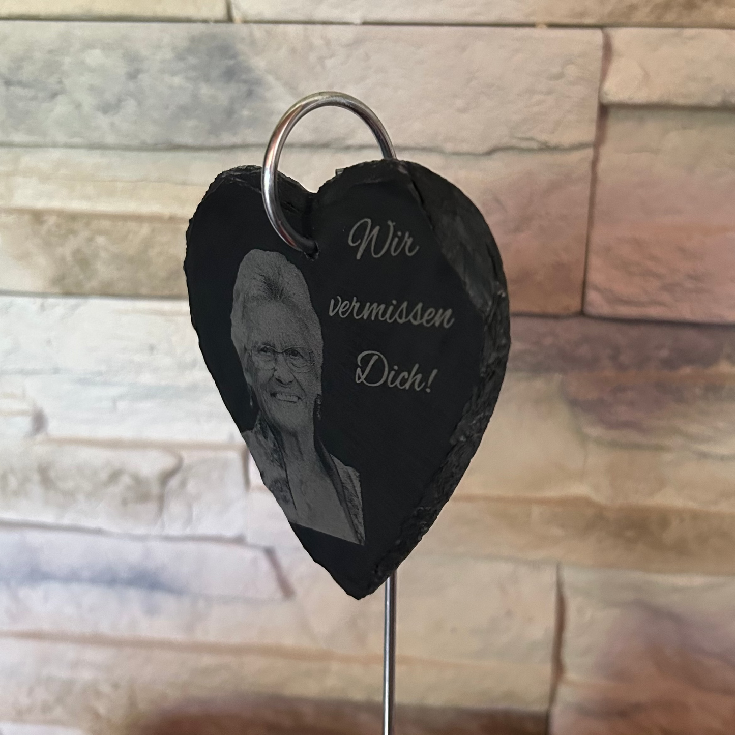 Personalisierbares Herz-Schiefertafel mit Lasergravur „Wir vermissen Dich“