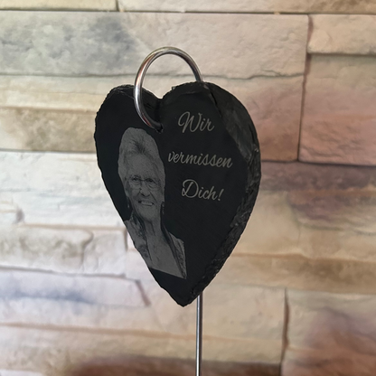 Personalisierbares Herz-Schiefertafel mit Lasergravur „Wir vermissen Dich“