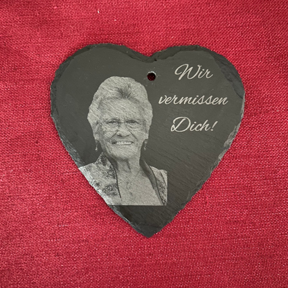 Personalisierbares Herz-Schiefertafel mit Lasergravur „Wir vermissen Dich“