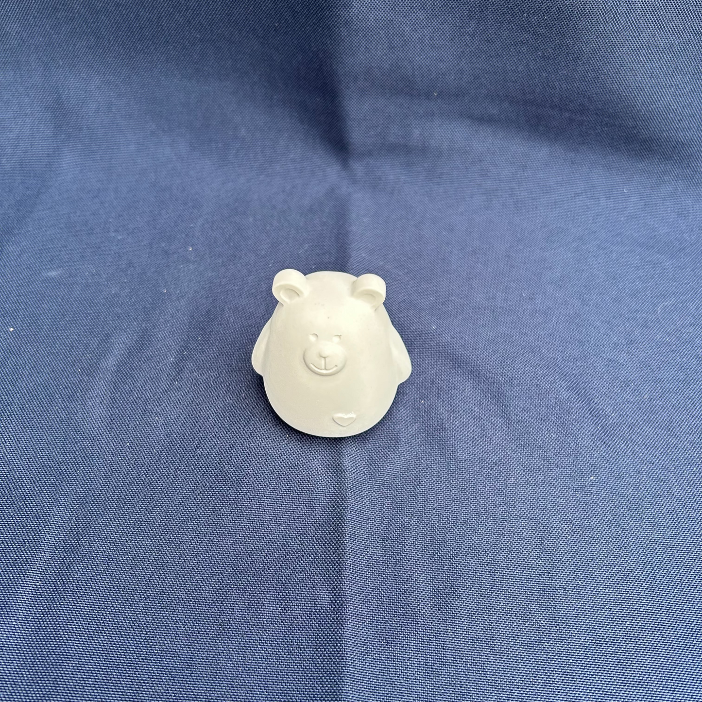 Keramikbär mit Herzprägung