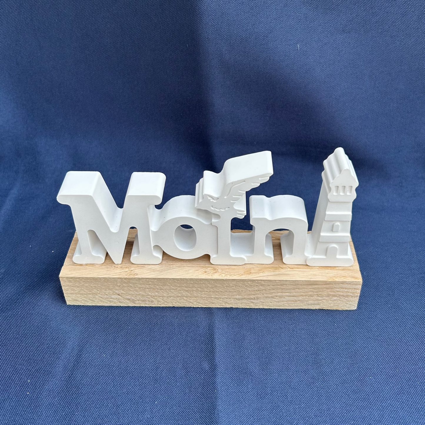 Deko-Schriftzug „Moin“ mit Möwe und Leuchtturm