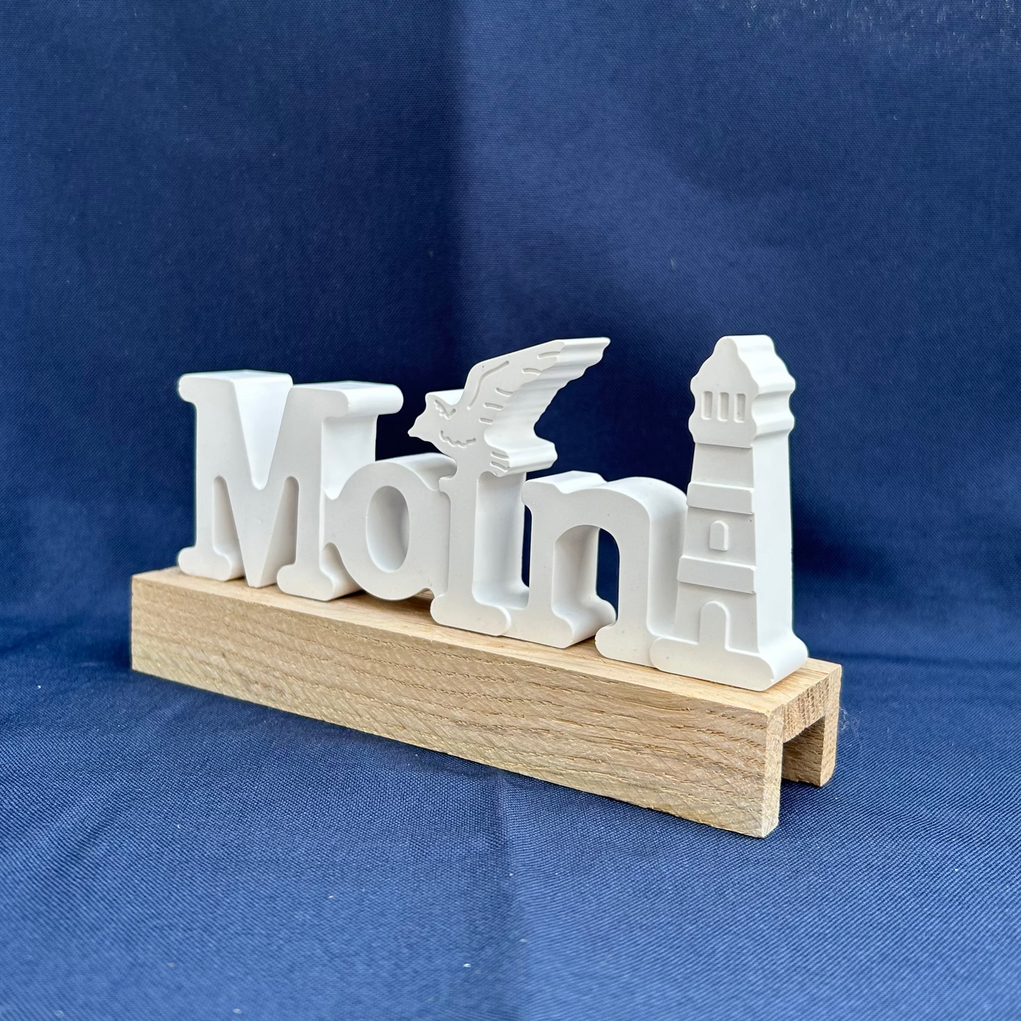 Deko-Schriftzug „Moin“ mit Möwe und Leuchtturm