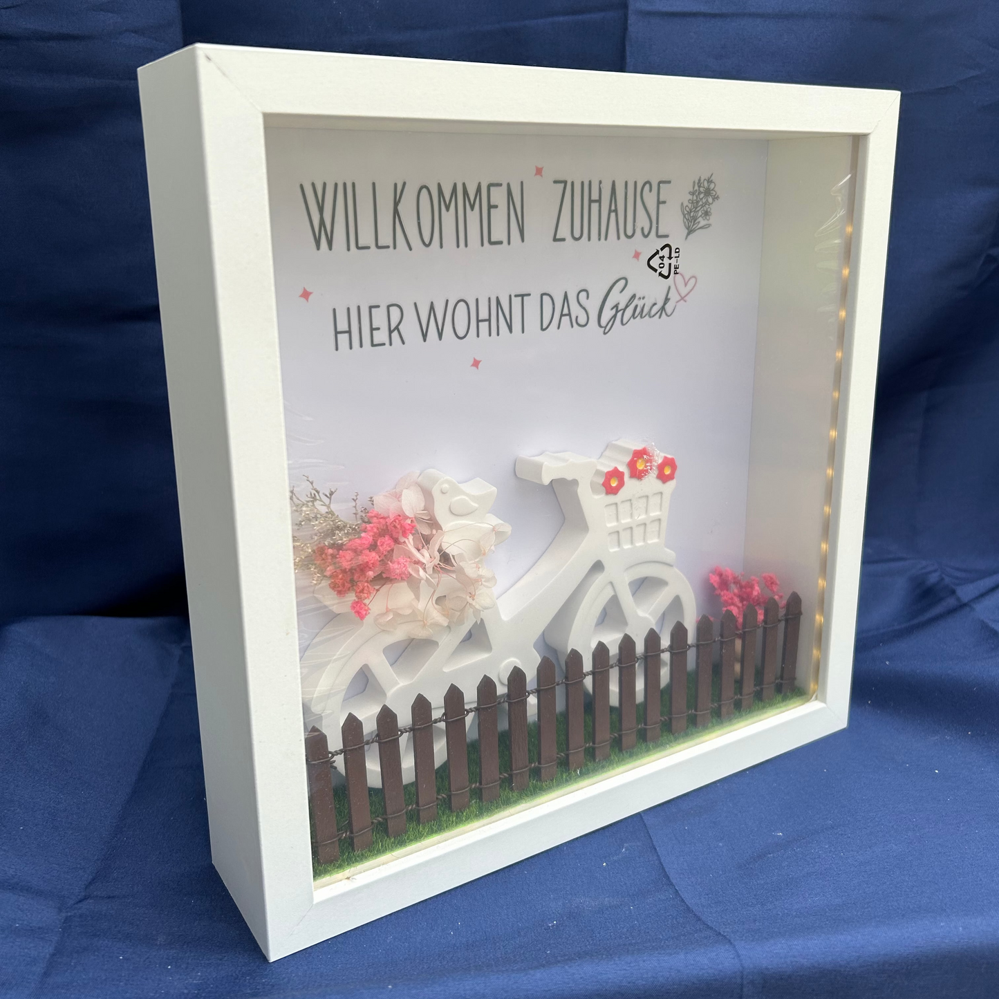 Dekorahmen „Willkommen Zuhause“  mit 3D-Fahrrad & Trockenblumen