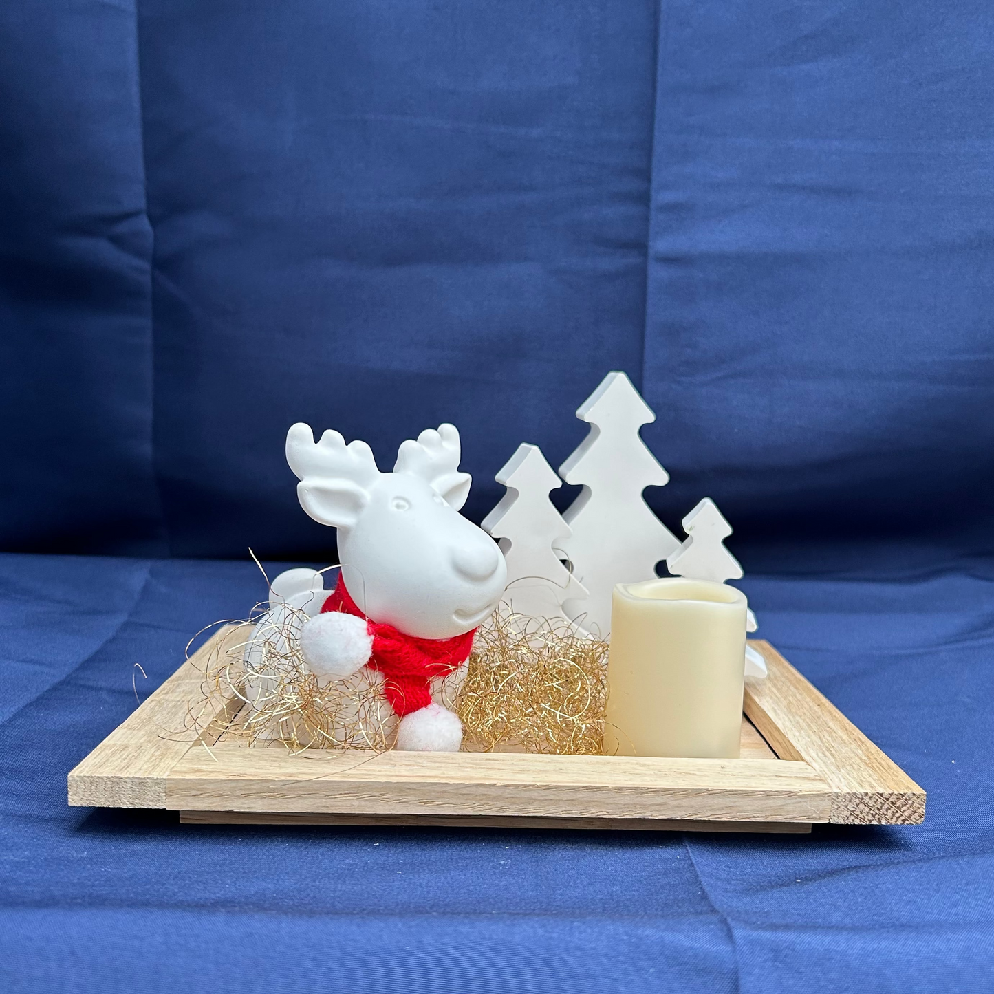 Festliche Winterfreude mit Rentier, Bäumchen, Kerzenschein - Weihnachtsdeko