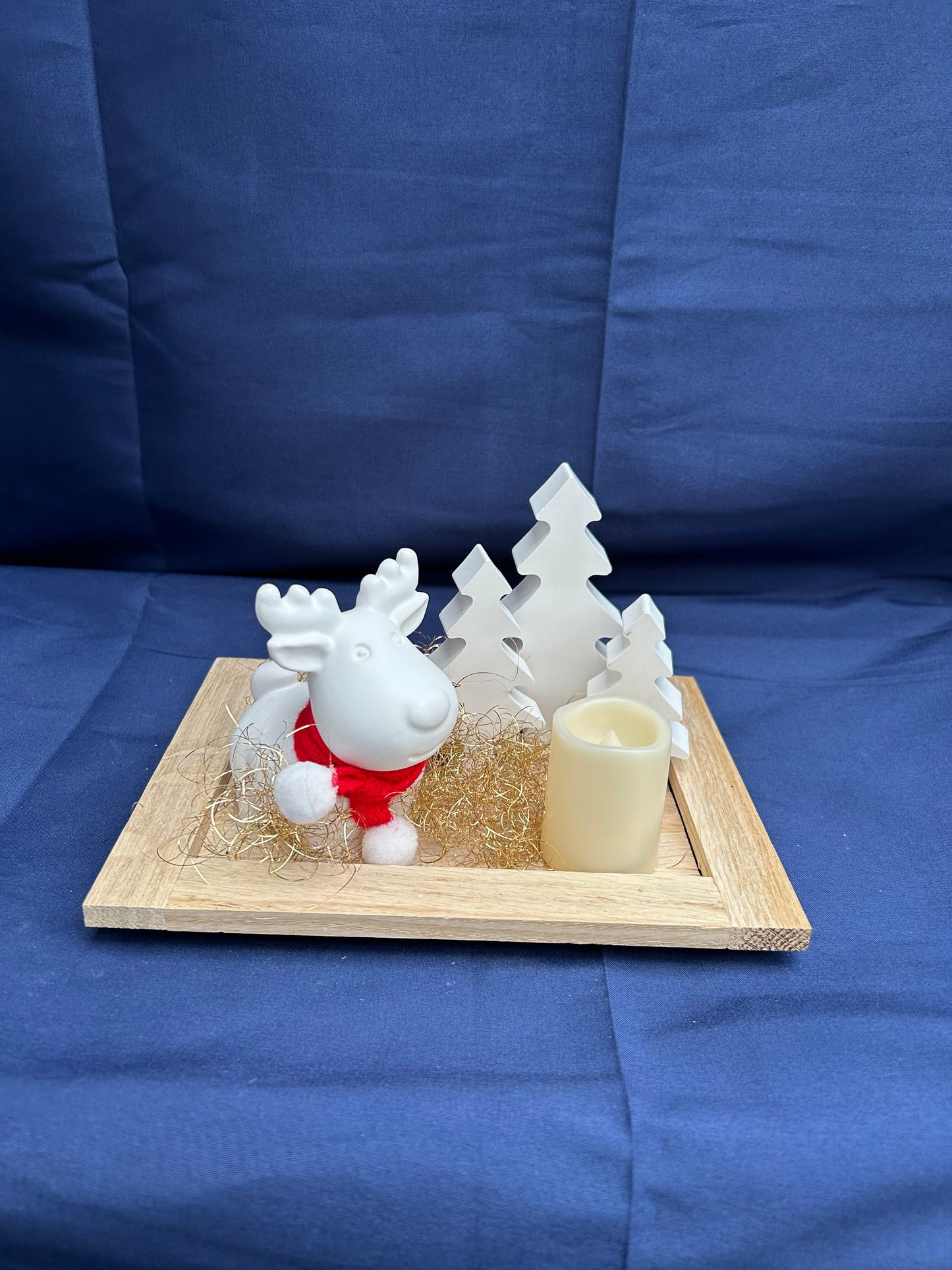 Festliche Winterfreude mit Rentier, Bäumchen, Kerzenschein - Weihnachtsdeko