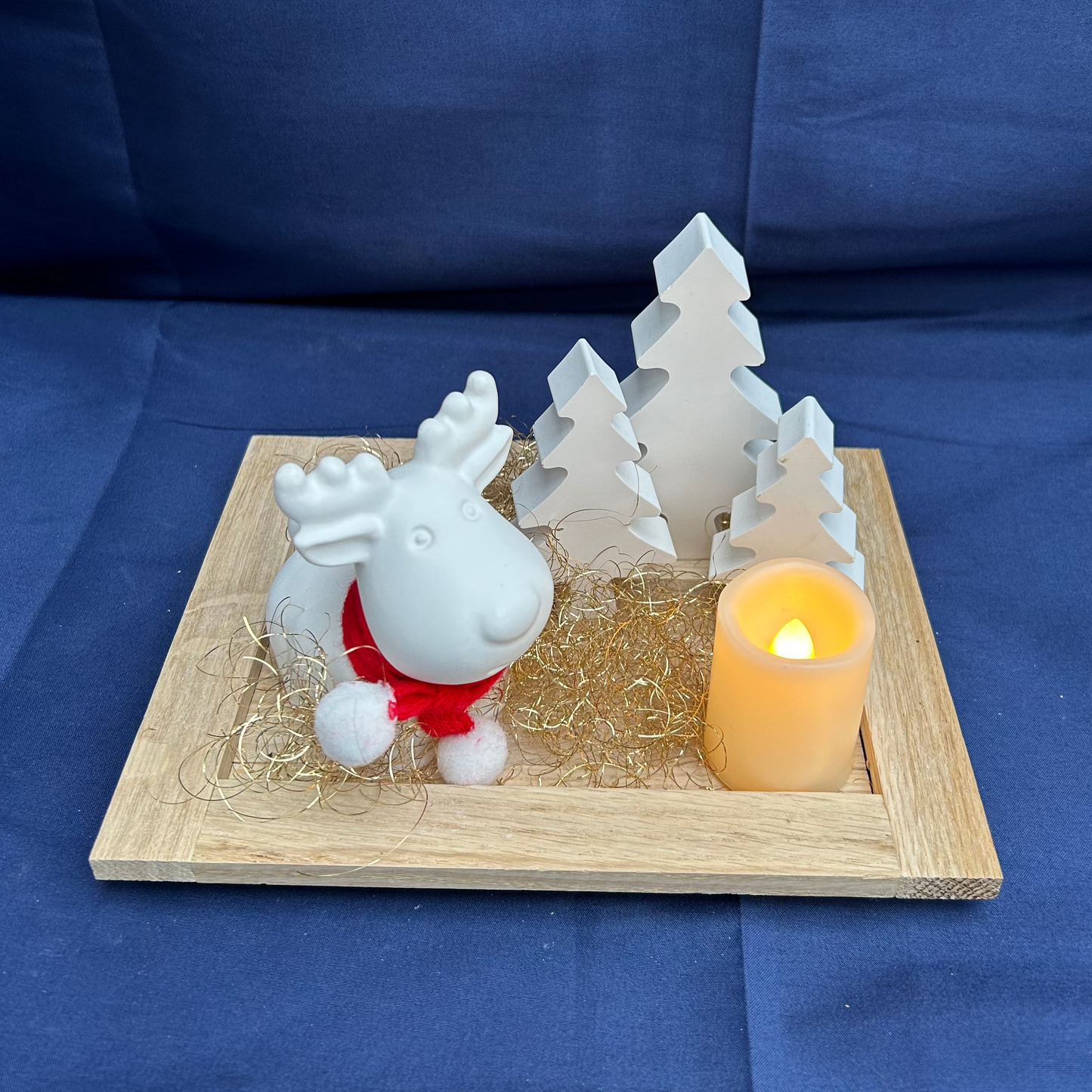 Festliche Winterfreude mit Rentier, Bäumchen, Kerzenschein - Weihnachtsdeko