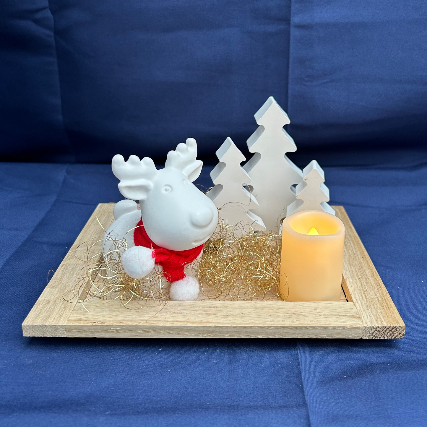 Festliche Winterfreude mit Rentier, Bäumchen, Kerzenschein - Weihnachtsdeko