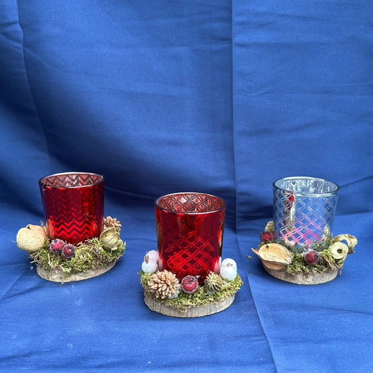 Weihnachtlich dekorierte Teelichtgläser - Weihnachtsdeko