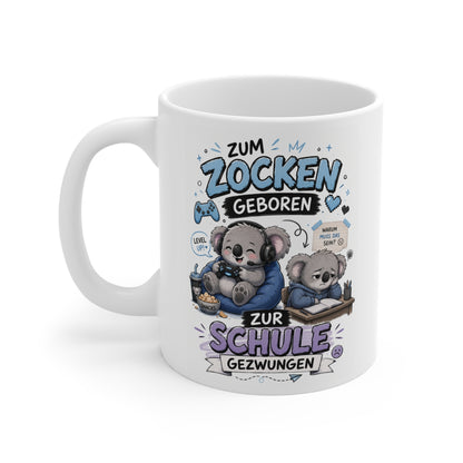 Weiße Keramiktasse mit Koala beim Zocken und gelangweiltem Koala im Unterricht sowie dem Spruch „Zum Zocken geboren zur Schule gezwungen“