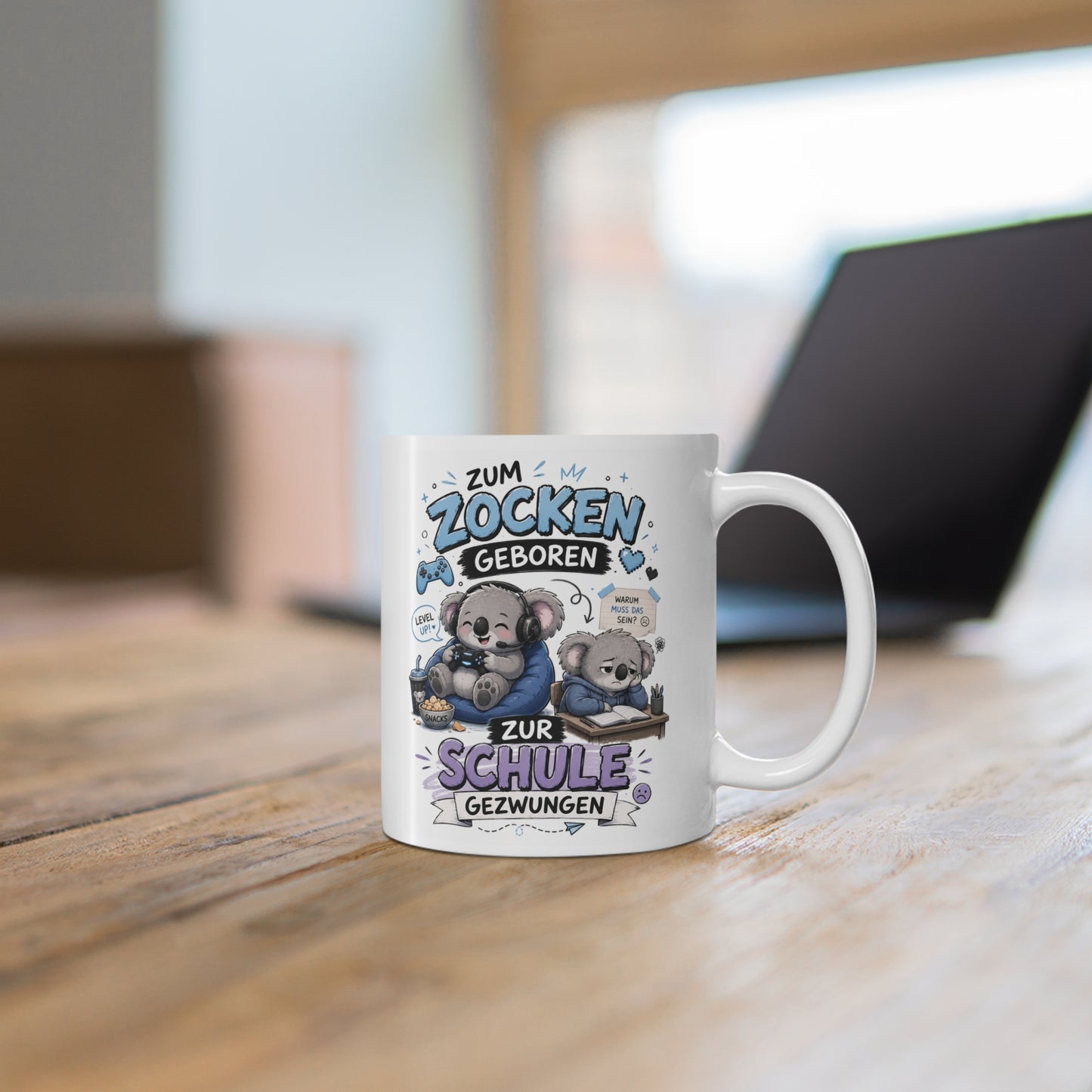 Weiße Tasse mit süßem Koala beim Gaming mit Controller, Headset und humorvollem Schul Spruch auf einem Holztisch