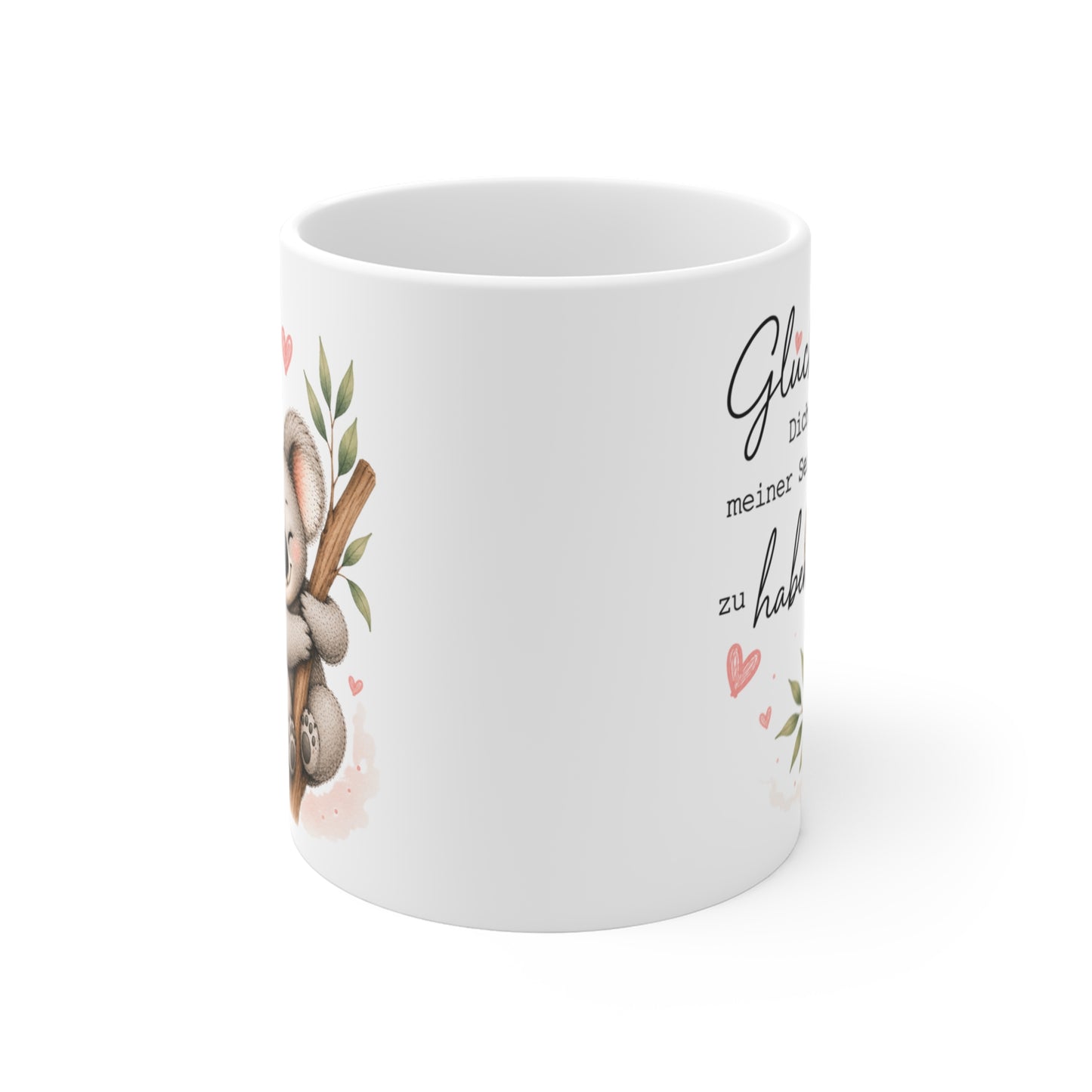 Rundum bedruckte Keramiktasse mit seitlich sichtbarem Koala-Motiv auf Ast sowie kleinen Herz- und Blätterillustrationen