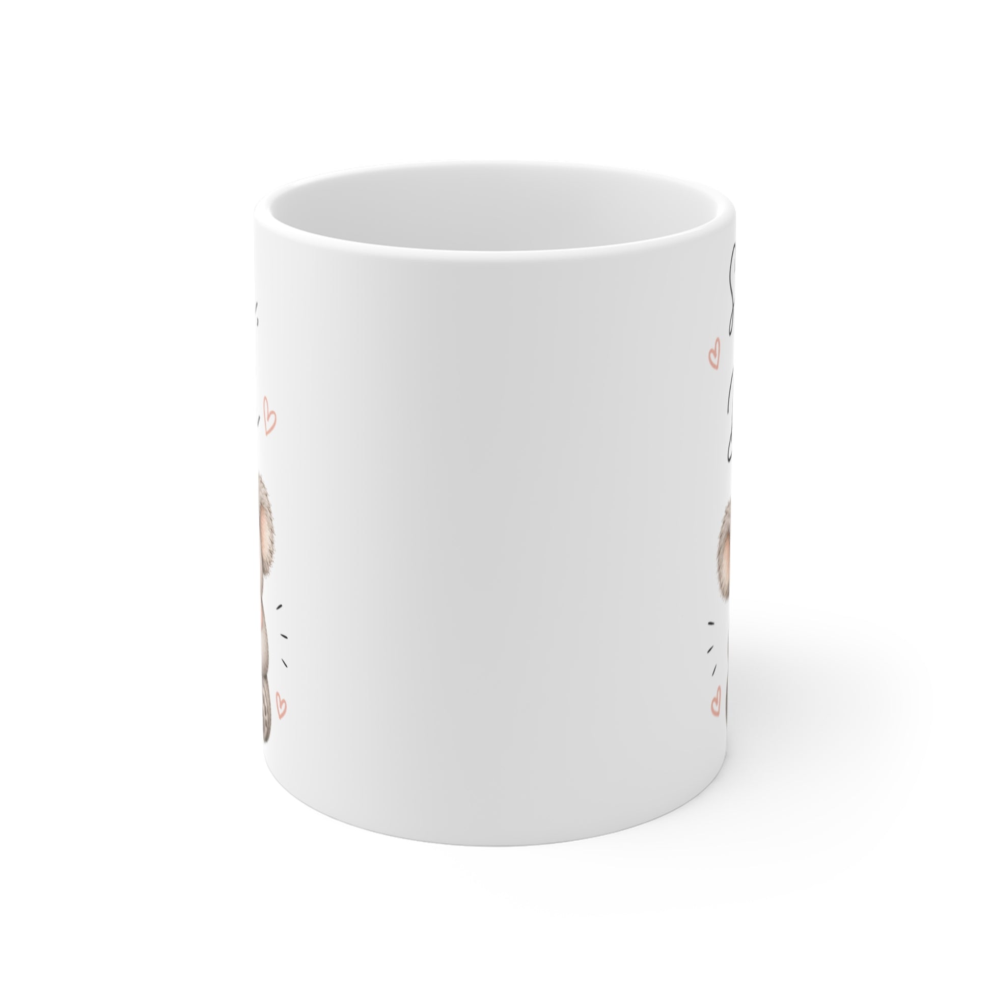 Rundum bedruckte Keramiktasse mit Koala-Motiv, Herzillustrationen und Spruch auf weißem Hintergrund