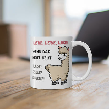 Weiße Alpaka Tasse mit humorvollem Spruch auf Holztisch vor unscharfem Hintergrund im Homeoffice