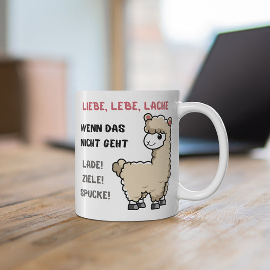 Weiße Alpaka Tasse mit humorvollem Spruch auf Holztisch vor unscharfem Hintergrund im Homeoffice