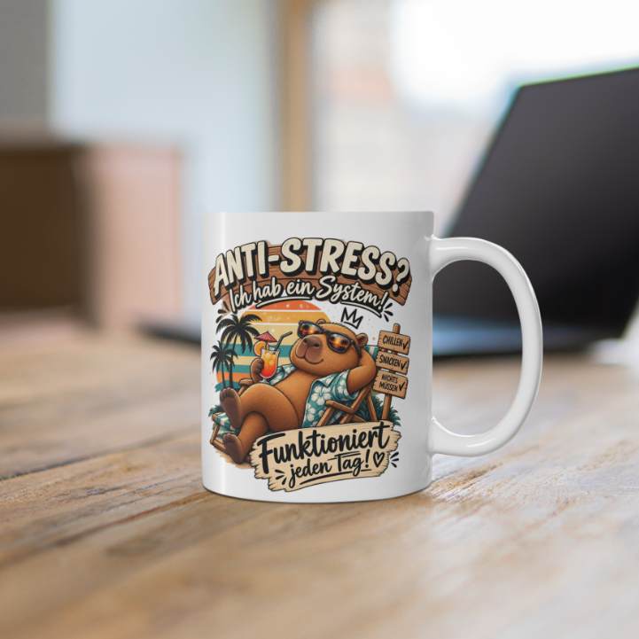 Lustige weiße Capybara Tasse mit entspanntem Capybara im Liegestuhl, Palmen und Spruch „Funktioniert jeden Tag!“