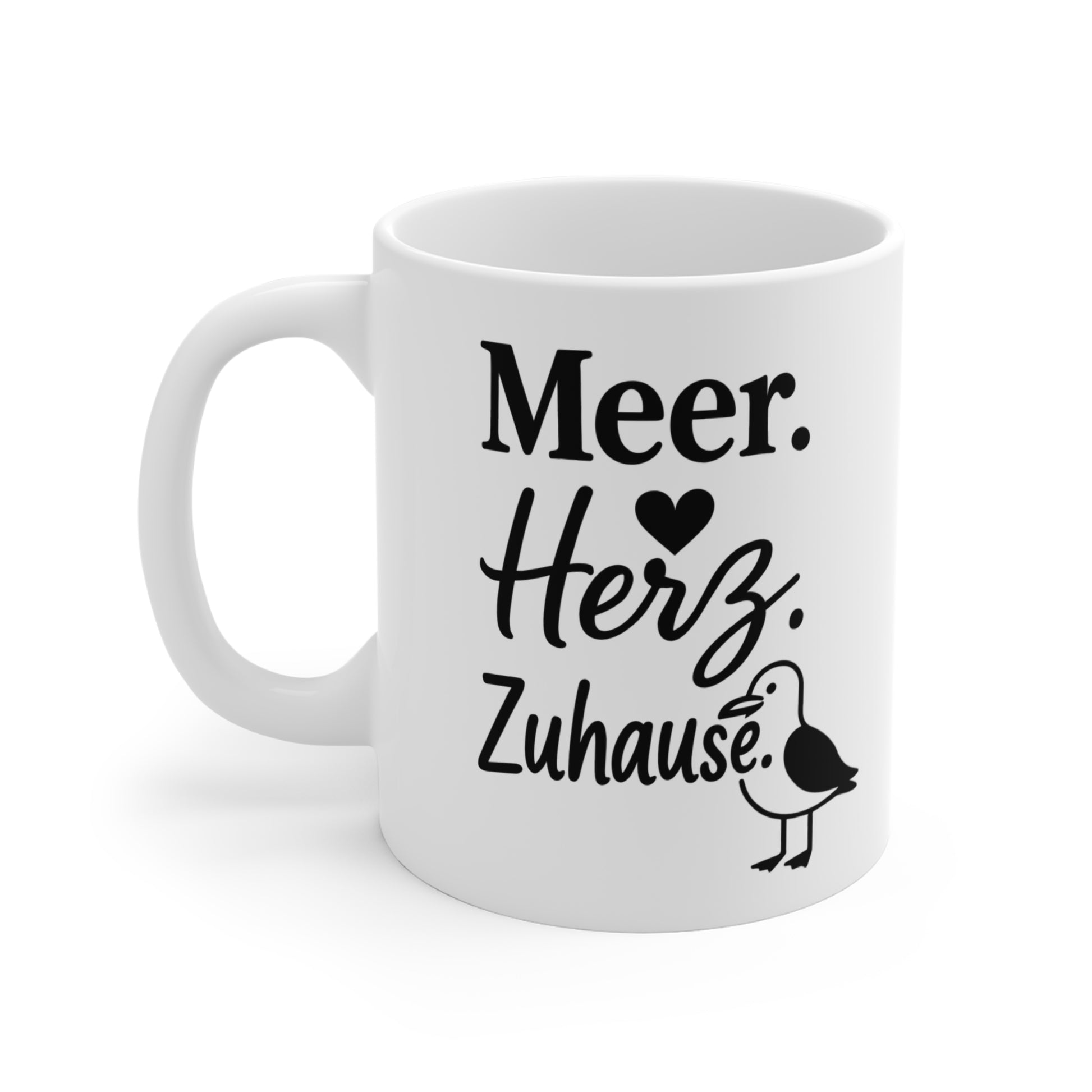 Weiße Keramiktasse mit Herzsymbol, Möwe und dem Spruch „Meer. Herz. Zuhause.“