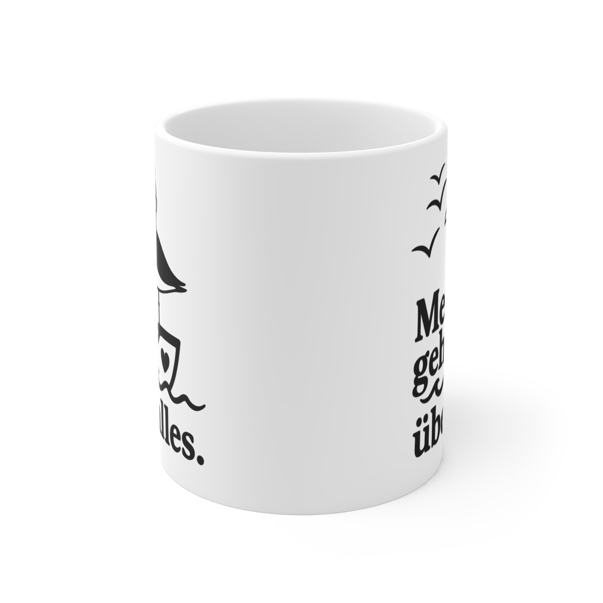 Rundum bedruckte Keramiktasse mit Möwenmotiv, Möwen im Flug und maritimem Schriftzug in Seitenansicht