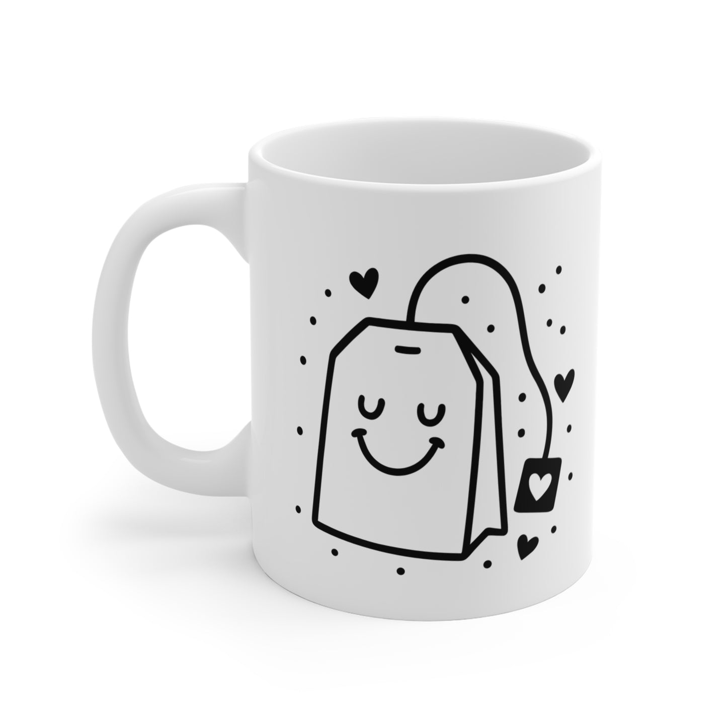 Weiße Keramiktasse mit lächelndem Teebeutel und kleinen Herzdetails