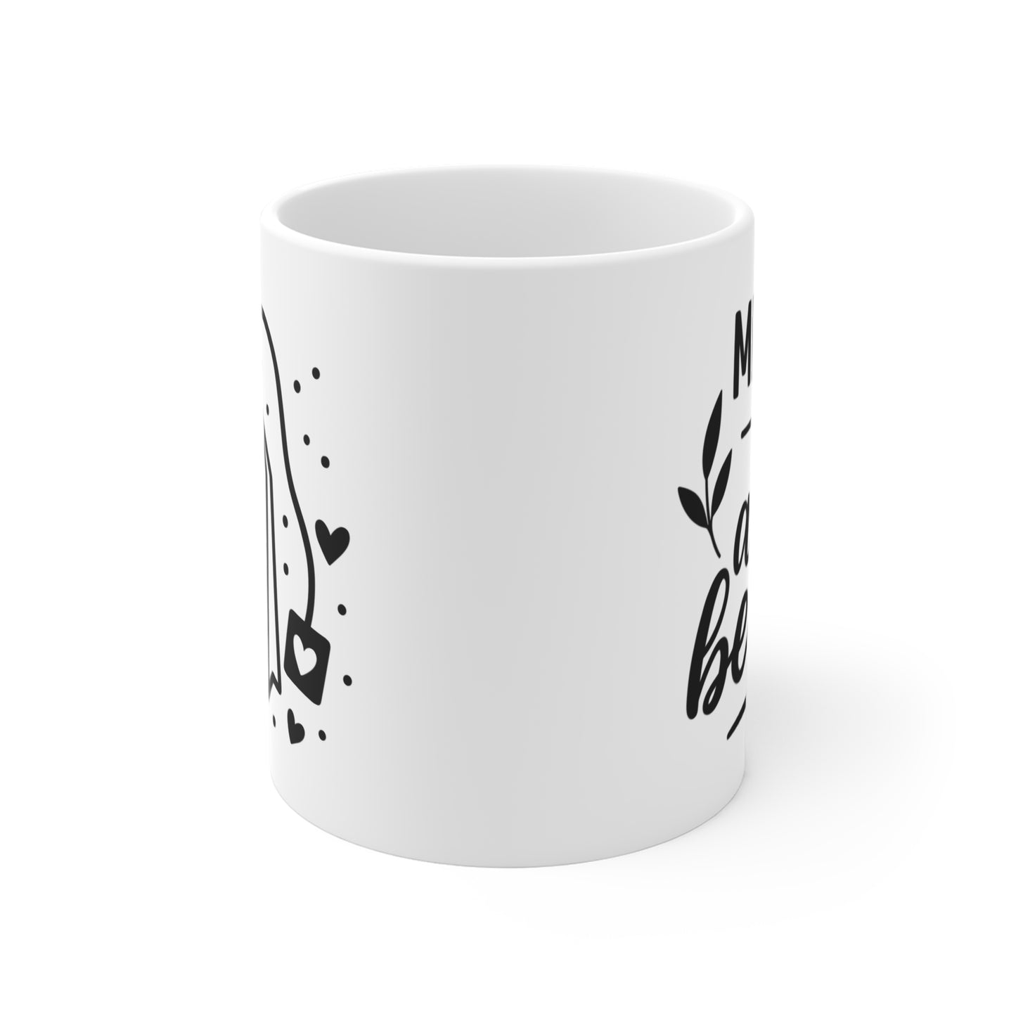 Keramiktasse mit umlaufendem Druck und dem Spruch „Mit Tee ist alles besser“