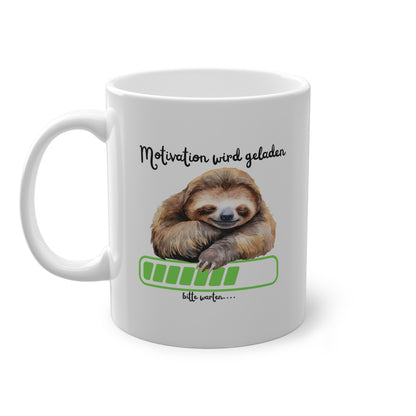 Weiße Keramiktasse mit Faultier Motiv und Spruch „Motivation wird geladen bitte warten“