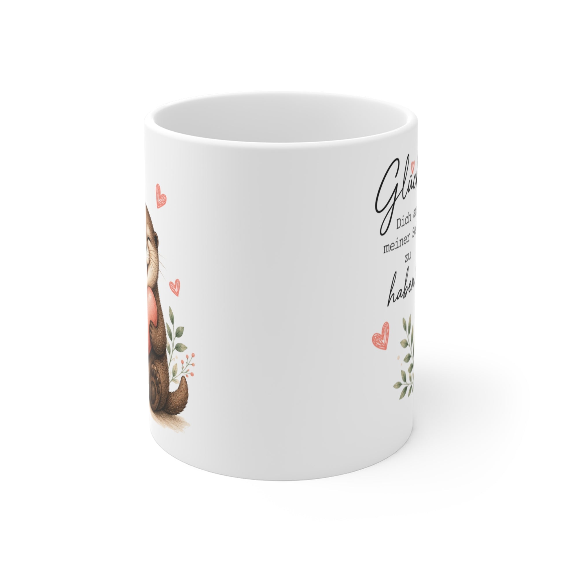 Rundum bedruckte Keramiktasse mit seitlich sichtbarem Ottermotiv, Herzsymbolen und liebevollem Spruch auf weißem Hintergrund