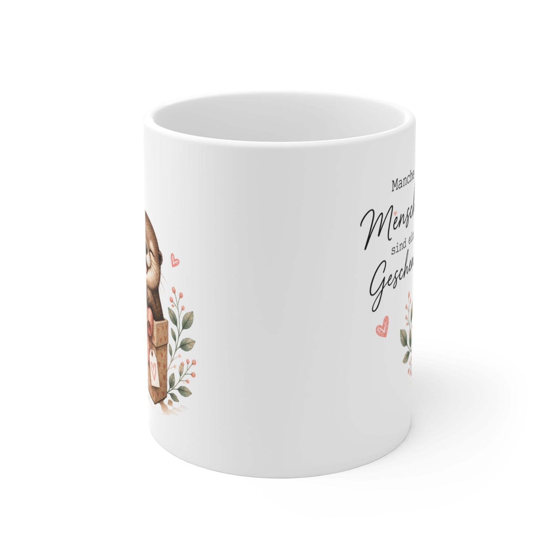 Rundum bedruckte Keramiktasse mit seitlich sichtbarem Ottermotiv, Geschenkbox und liebevollem Spruch auf weißem Hintergrund