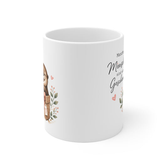 Rundum bedruckte Keramiktasse mit seitlich sichtbarem Ottermotiv, Geschenkbox und liebevollem Spruch auf weißem Hintergrund