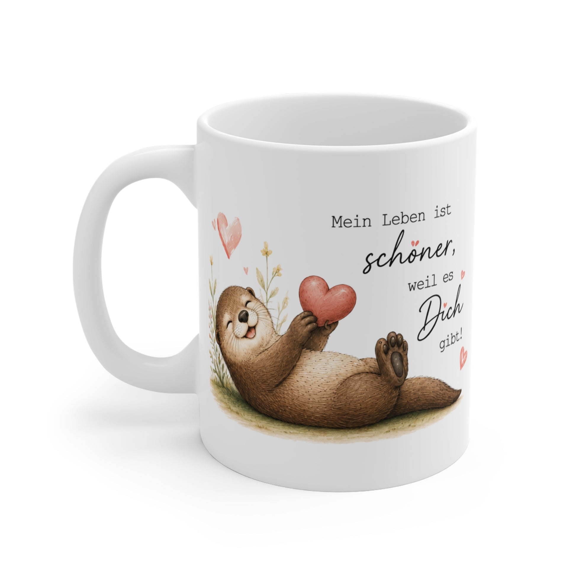 Weiße Keramiktasse mit liegendem Otter, Herz in den Pfoten und dem Spruch „Mein Leben ist schöner, weil es Dich gibt“