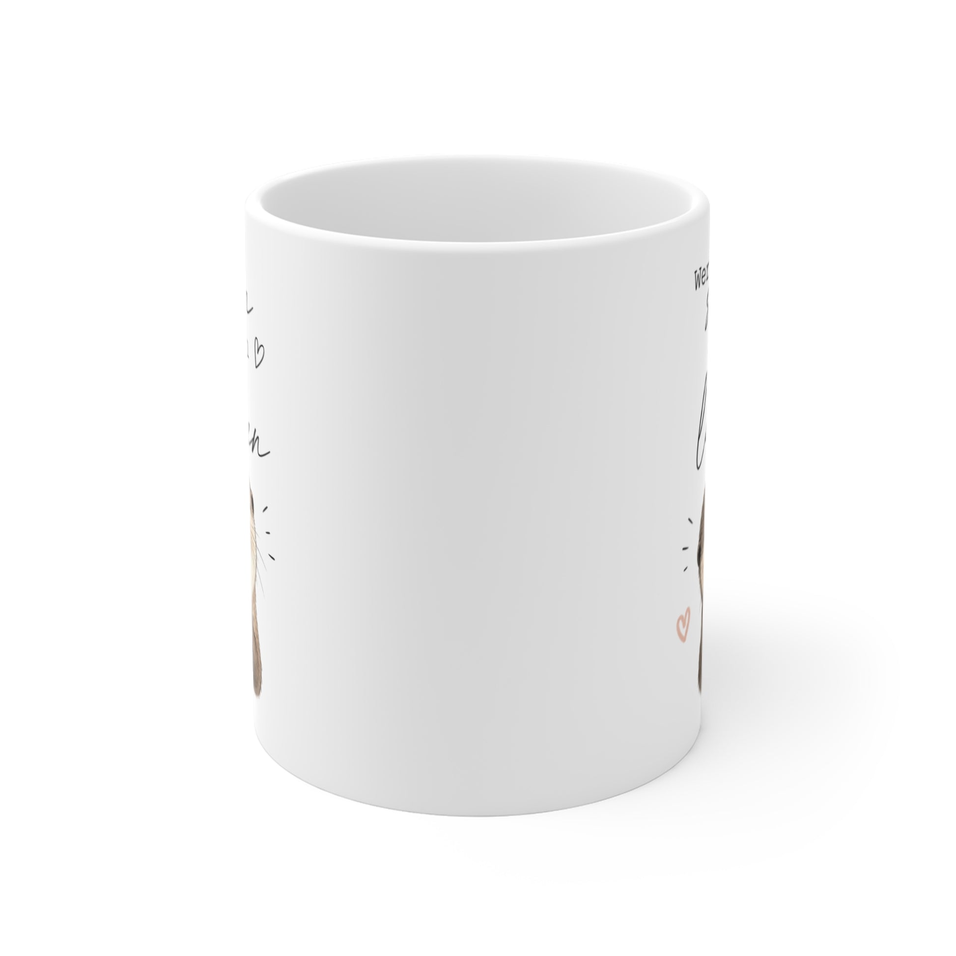 Rundum bedruckte Keramiktasse mit seitlich sichtbarem Ottermotiv und Spruch auf weißem Hintergrund