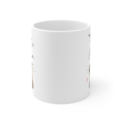 Rundum bedruckte Keramiktasse mit seitlich sichtbarem Ottermotiv und Spruch auf weißem Hintergrund