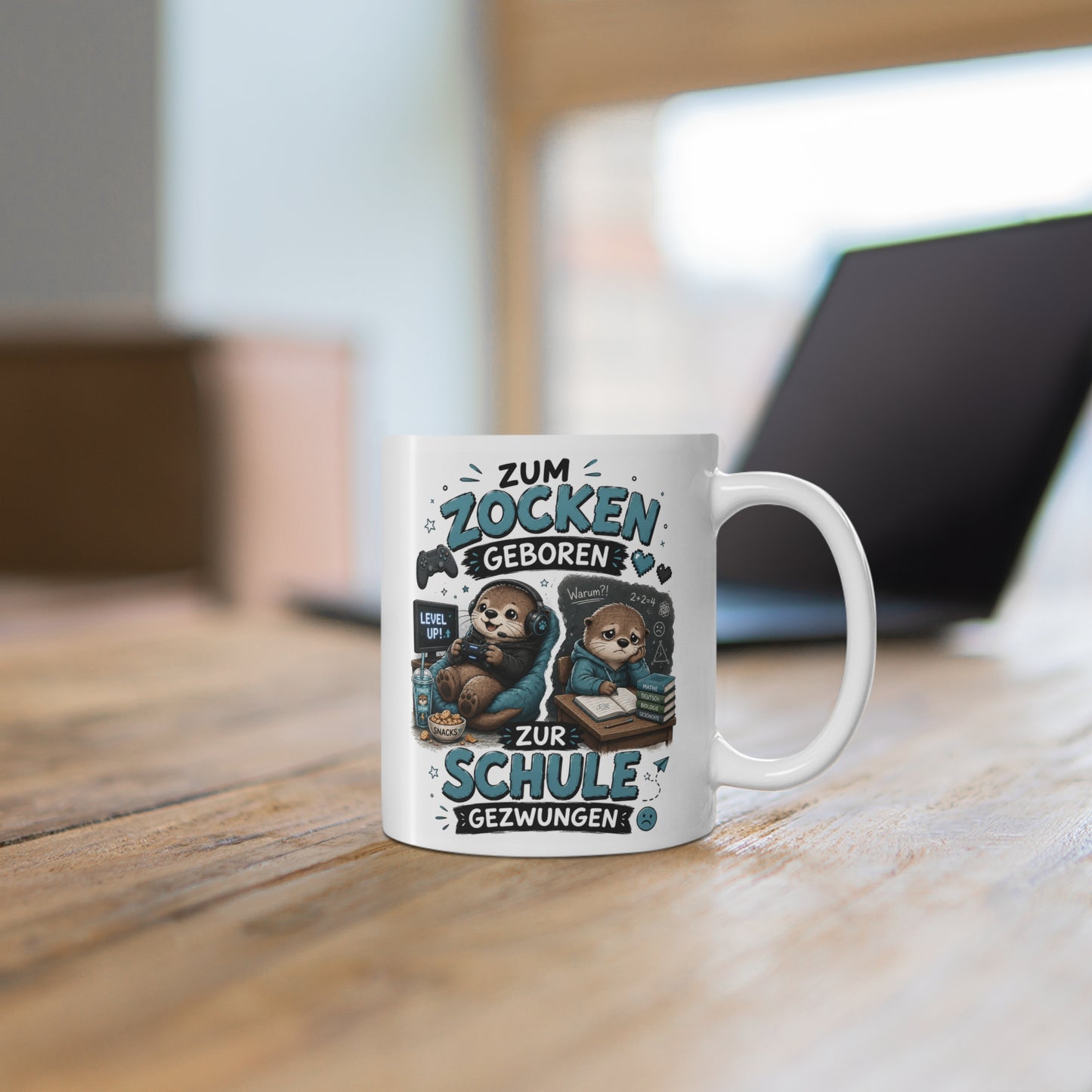 Weiße Tasse mit süßem Otter beim Gaming mit Controller und Headset sowie traurigem Schul-Otter auf Holztisch