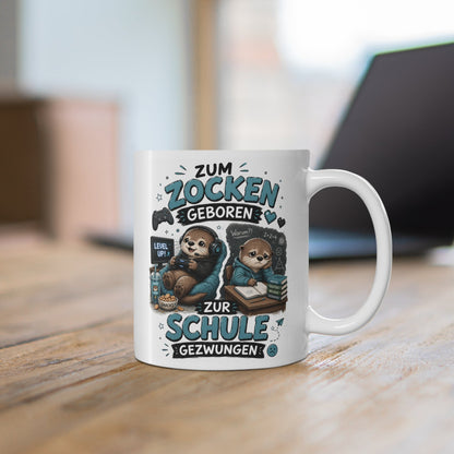 Weiße Tasse mit süßem Otter beim Gaming mit Controller und Headset sowie traurigem Schul-Otter auf Holztisch
